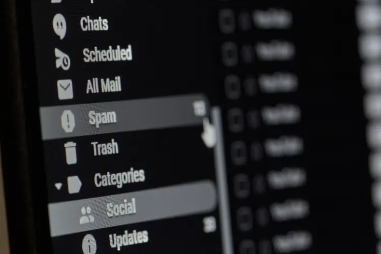 Cum să nu mai ajungă emailurile tale în spam